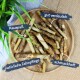 Ein Holzbrett mit gedrehten Hundekauartikeln, beschriftet mit "Kauspaß", "gut verdaulich", "natürliche Zahnpflege" und "schmackhaft."