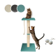 Zwei Katzen spielen auf einem modernen Katzenbaum mit einer türkisfarbenen Basis und einem Kratzbaum, der eine obere Plattform und zwei enthaltene Spielbälle hat.