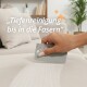 Hand benutzt einen grauen Tierhaarentferner-Kamm auf einem beigen Sofa mit deutschem Text „Tiefenreinigung bis in die Fasern“.