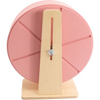 Ein rosa Trainingsrad für kleine Haustiere, montiert auf einem Holzsockel, mit einer stabilen Unterstützung und einem geschlitzten Design zur Belüftung.