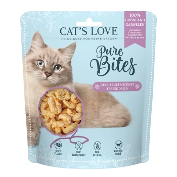 Katzenfutterverpackung mit einer flauschigen Katze auf einem hellblauen Hintergrund, beschriftet mit "Cat's Love Pure Bites," gefriergetrocknete 100% Grönland-Garnelen.
