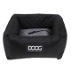 Schwarzes, gestepptes Hundebett mit gestreiftem Innenraum und einem DOOG-Logo, entworfen für Komfort und Stil.