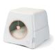 Maison pour animaux de compagnie confortable en bleu clair avec un dessus blanc doux, avec une entrée circulaire et un jouet en forme de cœur suspendu à l'intérieur.