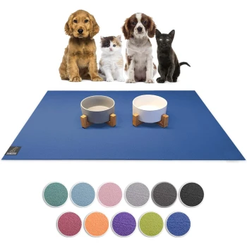 Zwei Haustierfutterschalen auf einer blauen Matte, mit einer Auswahl an bunten Matten darunter. Verschiedene Haustiere sind im Hintergrund positioniert.