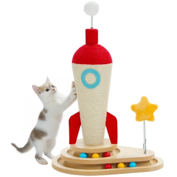 Getigerte Kätzchen spielt mit einem raketenförmigen Kratzspielzeug mit bunten Bällen und einem gelben Stern auf einer Feder.