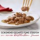 Zarte Fleischstreifen in würziger Sauce auf einem weißen Teller, mit Essstäbchen, die ein Stück anheben; der Text lautet "Schonend gegarte feine Streifen."