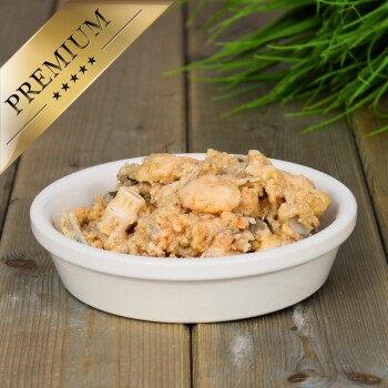 Eine schwarze Schüssel, gefüllt mit einer stückigen Tiernahrungsmischung, steht auf einer strukturierten Oberfläche, umgeben von bunten Spielzeugmäusen und grünem Laub.