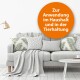 Modernes Wohnzimmer mit einem hellgrauen Sofa, gemusterten Kissen, einer gemütlichen Decke, einem weißen Couchtisch und einem orangefarbenen Kreis mit weißem Text.