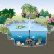 Illustration d'un étang de jardin avec une fontaine, des plantes aquatiques et des poissons koi, montrant un système de pompe au fond.