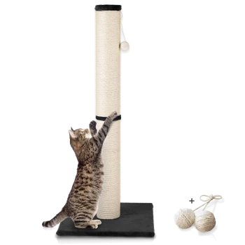 Eine verspielte getigerte Katze, die an einem hohen, beigen Kratzbaum mit schwarzem Sockel kratzt, begleitet von zwei Seilbällen an der Seite.