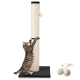 Eine verspielte getigerte Katze, die an einem hohen, beigen Kratzbaum mit schwarzem Sockel kratzt, begleitet von zwei Seilbällen an der Seite.