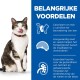 Een kat met een halsband likt zijn lippen naast een blauw paneel dat de voordelen van caloriearm, eiwitrijk en taurine voor de hartgezondheid benadrukt.