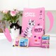 Ein schwarz-weißer Kätzchen sitzt neben einer rosa Edgard Cooper Katzenfuttertüte und zwei Dosen Kätzchen-Pâté.
