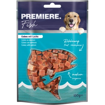 Emballage de friandises pour chiens avec des cubes au goût de saumon, étiqueté "PREMIERE. Fish," avec une image de golden retriever et du texte en plusieurs langues.