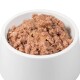 Eine weiße Futterschüssel für Haustiere, gefüllt mit feuchtem, stückigem Katzenfutter, das eine bräunlich-graue Textur zeigt.