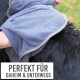 Eine Person, die einen schwarzen Hund mit einem grauen Handtuch abtrocknet, mit dem Text 'PERFEKT FÜR DAHEIM & UNTERWEGS' am unteren Rand.