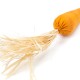 Ein plüschiges, karottenförmiges Katzenspielzeug mit einem leuchtend orangefarbenen Stoffoberteil und strohähnlichen Quasten am Boden, vor einem weißen Hintergrund.