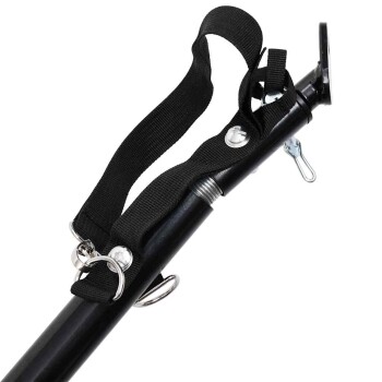 Schwarze Haustierleinenbefestigung mit verstellbarem Riemen und Metallclips, entworfen für sicheres Gehen oder Training mit dem Haustier.