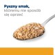 Zbliżenie łyżki teksturowanej karmy dla zwierząt z kukurydzą i orzechami, z napisem "Pyszny smak, któremu nie sposób się oprzeć."