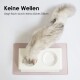 Eine flauschige Katze mit einem grau-weißen Fell frisst aus einer doppelten Futterschüssel auf einer rosa Silikonmatte, mit dem Text "Keine Wellen" darüber.