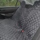 Schwarze, gesteppte Autositzabdeckung für Haustiere, installiert auf der Rückbank eines Autos, schützt die Polsterung.