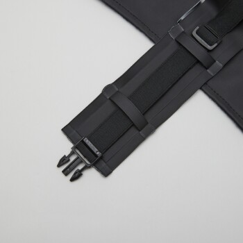 Nahaufnahme eines schwarzen Haustiergeschirrriemens mit verstellbaren Schnallen und elastischen Bändern für einen sicheren Sitz.