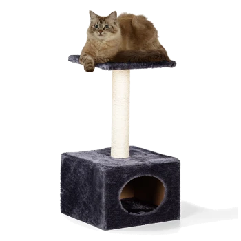 Katzenbaum mit einer plüschigen dunkelgrauen Basis, einem Kratzbaum und einer oberen Sitzfläche, mit einer Katze, die auf der oberen Ebene entspannt.