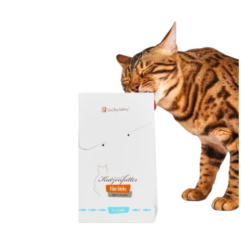 Bengalkatze leckt an einer weißen Lucky-Kitty Katzenfutter-Filet-Sticks-Schachtel mit der Aufschrift '4x Forelle'.