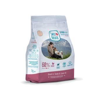 Tüte Swiss Natural Senior Mini Hundefutter, 1 kg; 60% Huhn; Foto einer Person mit Hund; Text „Riech es. Schmeck es. Lieb es!“