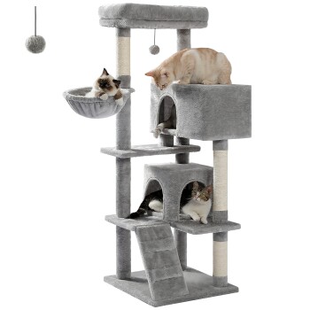 Ein mehrstöckiger grauer Katzenbaum mit drei Katzen: eine in einem hängenden Korb, eine auf einer oberen Plattform und eine in einem würfelförmigen Versteck.