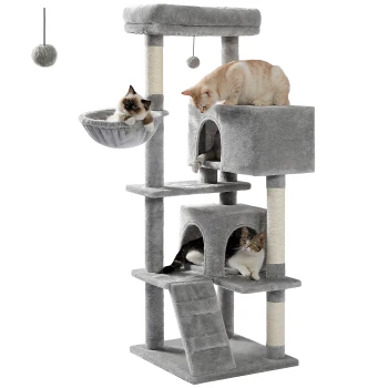 Ein mehrstöckiger grauer Katzenbaum mit drei Katzen: eine in einem hängenden Korb, eine auf einer oberen Plattform und eine in einem würfelförmigen Versteck.