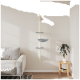 Ein moderner Katzenbaum mit einem weißen vertikalen Pfosten, drei grauen Regalen und einer gemütlichen grauen Hängematte, vor einer hellen Wand in einem Wohnzimmer.