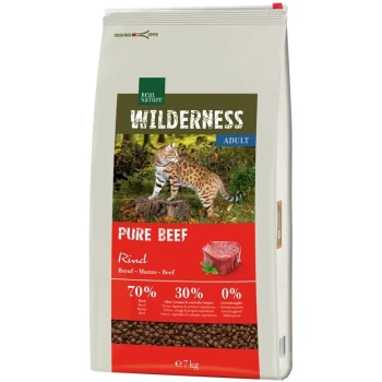Eine Tüte Real Nature Wilderness Adult Katzenfutter mit einer Wildkatze, beschriftet mit "Reines Rindfleisch" (70% Rindfleisch, 30% Früchte/Gemüse, 0% Getreide).