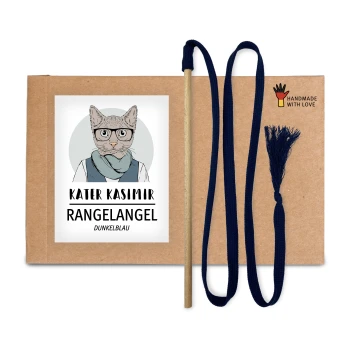 Ein verspieltes Katzen-Spielzeugpaket mit einer illustrierten Katze in Brille und Schal, gekennzeichnet mit "KATER KASIMIR", mit einem Holzstock und blauer Schnur.