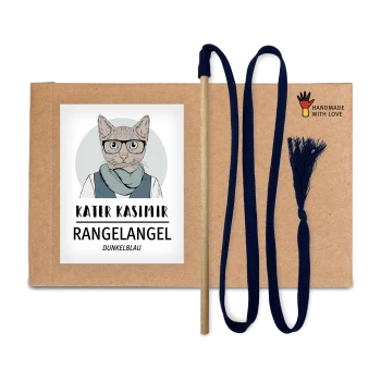Ein verspieltes Katzen-Spielzeugpaket mit einer illustrierten Katze in Brille und Schal, gekennzeichnet mit "KATER KASIMIR", mit einem Holzstock und blauer Schnur.