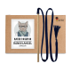 Ein verspieltes Katzen-Spielzeugpaket mit einer illustrierten Katze in Brille und Schal, gekennzeichnet mit "KATER KASIMIR", mit einem Holzstock und blauer Schnur.