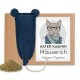 Blaues Filz-Mäusespielzeug mit Seilschwanz auf Karton, Haufen von Kräutern, Etikett zeigt Katze und Text 'KATER KASIMIR Mäuserich'.