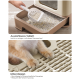 Katzenstreu-Box mit herausnehmbarem Fach und Gitterdesign, zeigt Katzenpfoten und Streuschaufel mit Pellets.