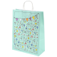 Eine hellblaue Geschenktüte, dekoriert mit bunten Ballons, Konfetti und Partyhüten, mit einem festlichen Design mit Geschenken und Bannern.