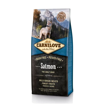 Un sac de nourriture pour chiens Carnilove avec du saumon, étiqueté 'Sans céréales' et 'Sans pommes de terre', avec des images d'un loup et de montagnes.
