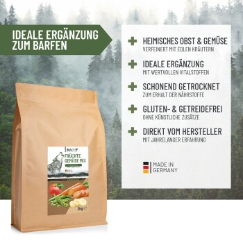 Ein bunter Haufen von Tierfutterflocken mit orangefarbenen, grünen und weißen Stücken, vor einem weißen Hintergrund.