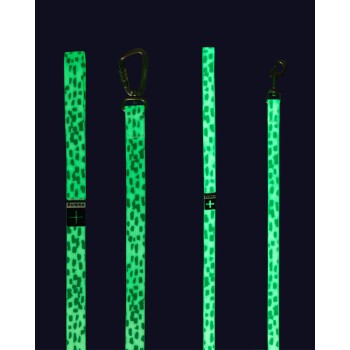 Leuchthundeleinen mit einem Leopardenmuster, mit Metallclips zur Befestigung, vor einem dunklen Hintergrund ausgestellt.