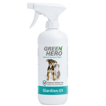 Eine Sprühflasche mit der Aufschrift "GREEN HERO" mit einem Welpen und einem Kätzchen auf der Vorderseite, die "Giardien-EX" zur Bekämpfung von Parasiten und Bakterien bewirbt.