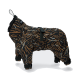 Schwarzer und brauner tigergestreifter Hunderegenmantel mit verstellbaren Riemen und Kapuze, mit "PAW" Aufdruck am Hals.