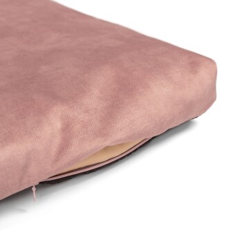 Nahaufnahme eines weichen, rosa Haustierbettes mit Reißverschluss, das seine plüschige Textur und einen Hauch des Innenfutters zeigt.