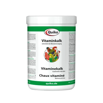 Behälter von Quiko Vitamin Kalk, einem Mineralergänzungsmittel für Vögel, mit bunten Vogelillustrationen und Text in Deutsch, Niederländisch und Französisch.