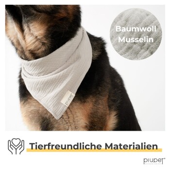 Nahaufnahme eines Hundes in einem hellgrauen Halstuch mit der Aufschrift 'plu.pet.' und 'Tierfreundliche Materialien' darunter.