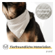 Nahaufnahme eines Hundes in einem hellgrauen Halstuch mit der Aufschrift 'plu.pet.' und 'Tierfreundliche Materialien' darunter.
