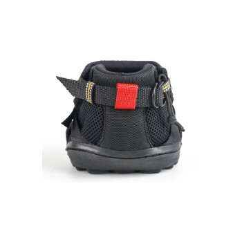 Schwarzer Hundeschuh mit einem Mesh-Design, mit einem roten Riemen und gelben Nähten, von hinten betrachtet.