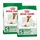 Deux sacs de nourriture pour chiens Royal Canin, "Taille S mini jusqu'à 10 kg adulte 8+", avec une illustration de chien et des revendications pour le maintien du poids.